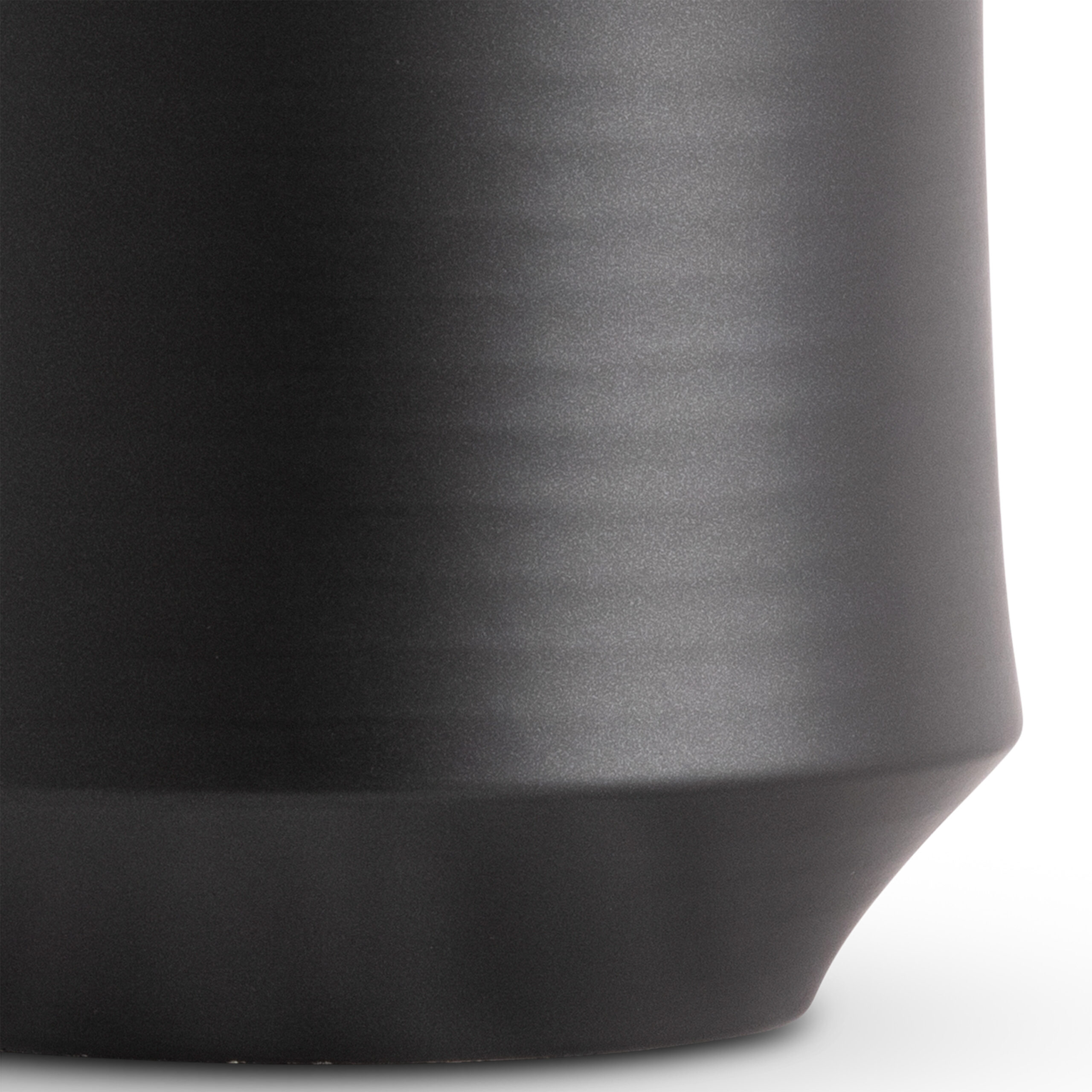 syracuse-black-ceramic-table-lamp-closeup-4703