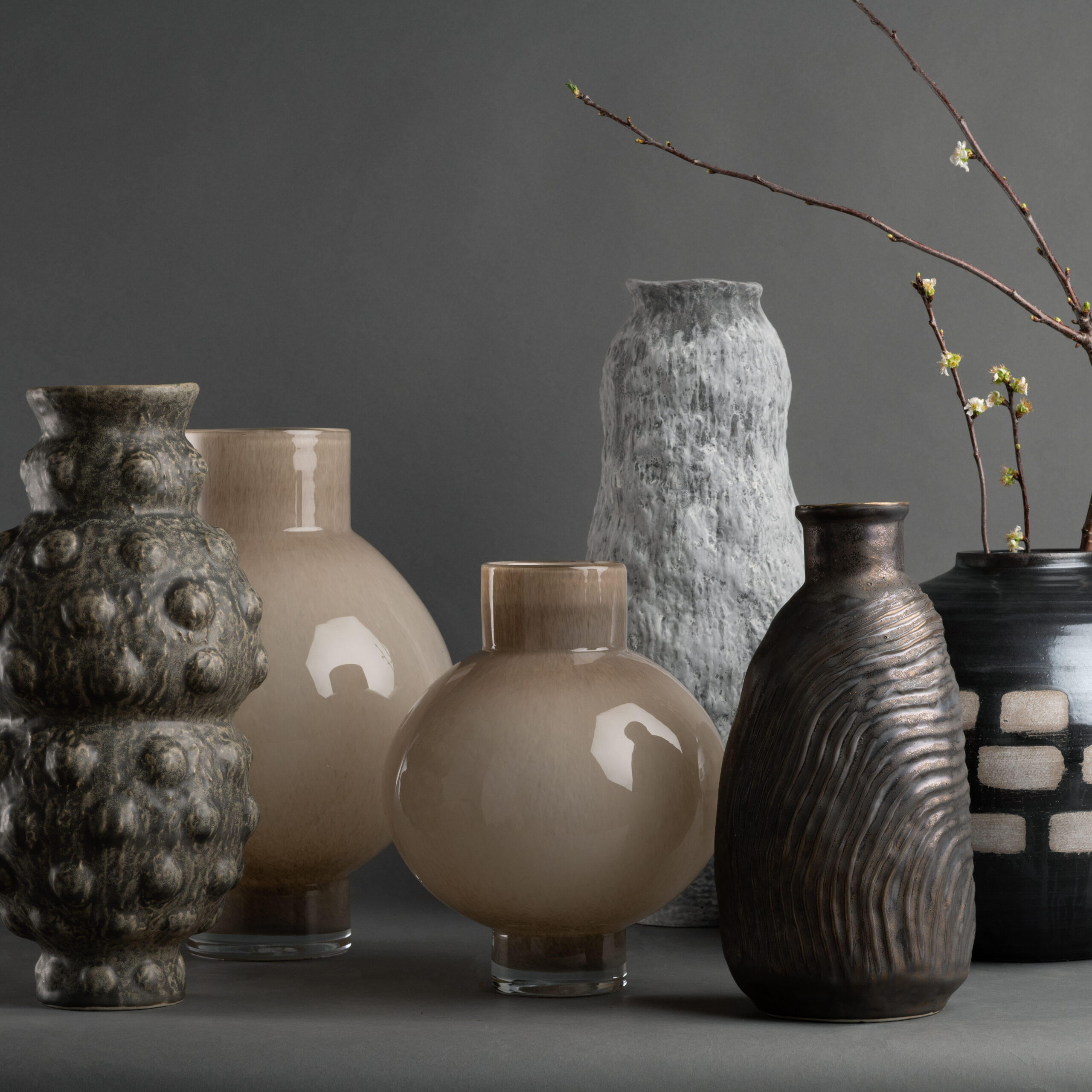 jude-brown-ceramic-vase-group-02-7202